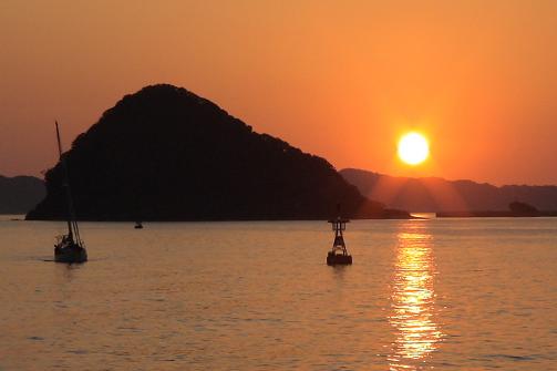 高鉾島越しの夕陽